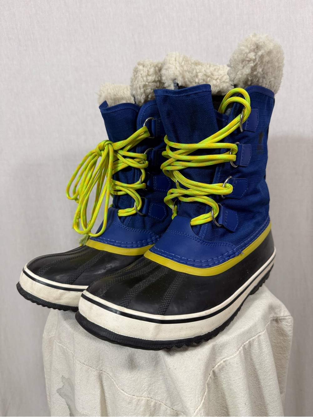 Sorel size 8.5 Winter carnival Sherpa trim blue and yellow waterproof Boots
